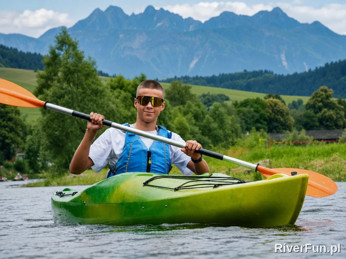 Spływ Dunajcem 2026 - kajakarz na Dunajcu z panoramą Tatr, RiverFun Pieniny