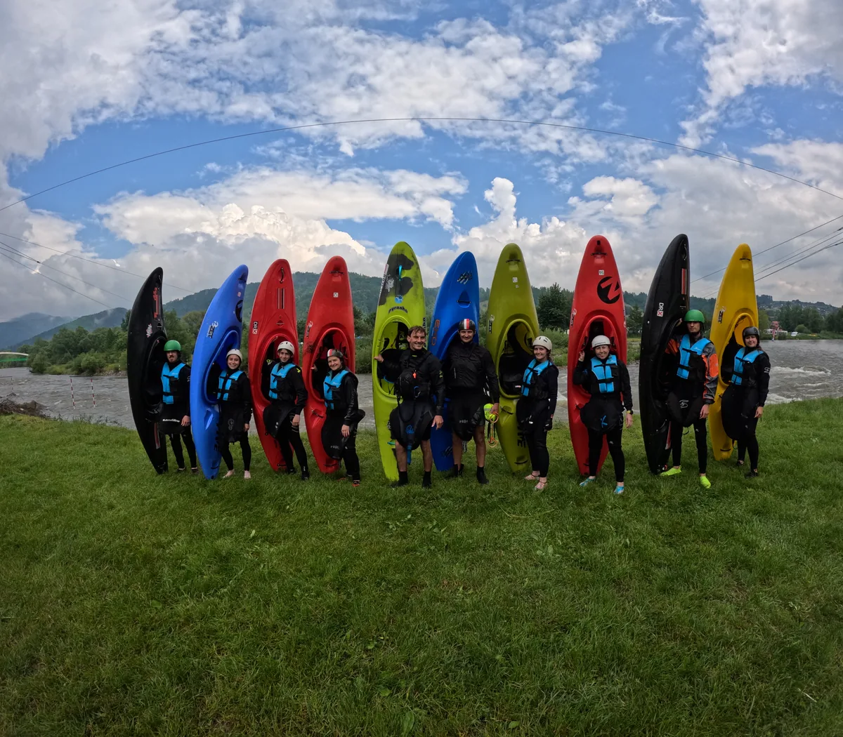 Grupa kajakowa nad Salmon River w Idaho – start 9-dniowej wyprawy raftingowo-kajakowej