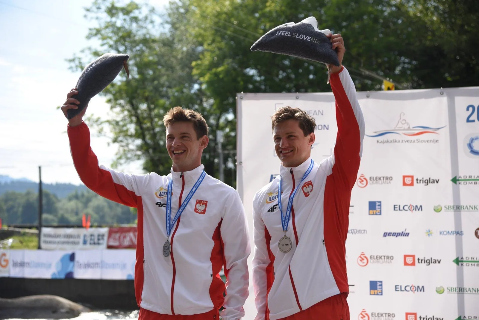 Andrzej i Filip Brzezińscy na podium Mistrzostw Europy Seniorów 2017 w Tacen ze srebrnymi medalami