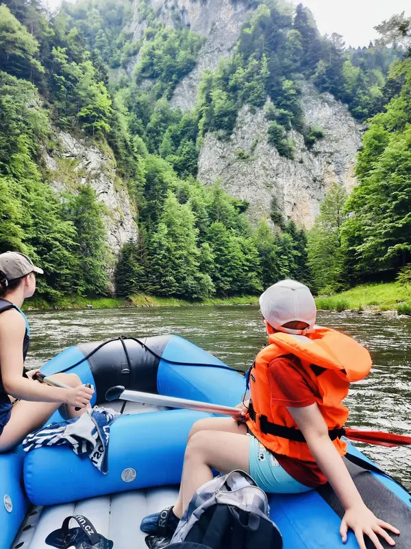 Spływ pontonowy Dunajcem - widok na Sokolice