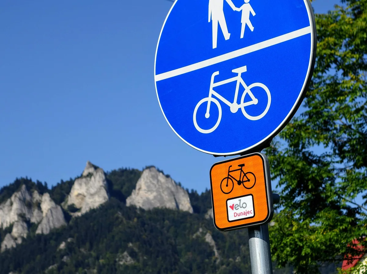 Znak informacyjny Velo Dunajec na szlaku w Pieninach